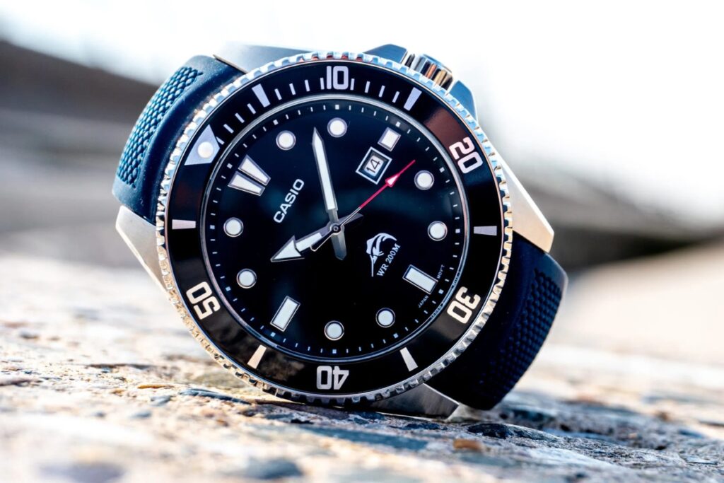 Casio MDV-106 preto, em ambiente externo com iluminação natural, mostrando resistência durável em uso diário