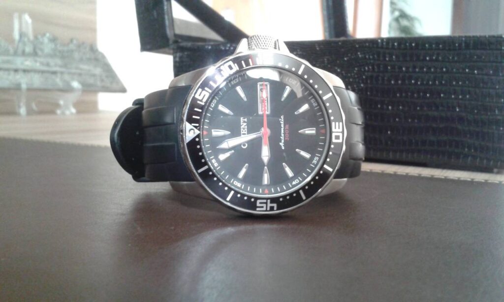 Por que o relógio embaça por dentro? por que o relógio embaça por dentro